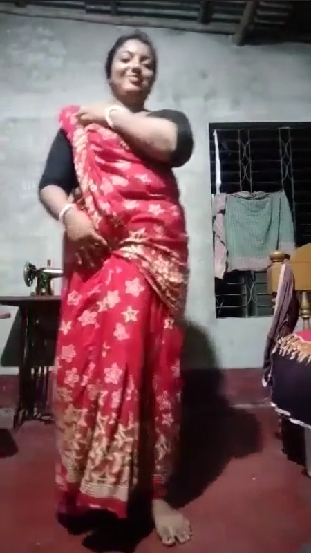 Unsatisfied Bengali Boudi Removing Saree And Fingering
