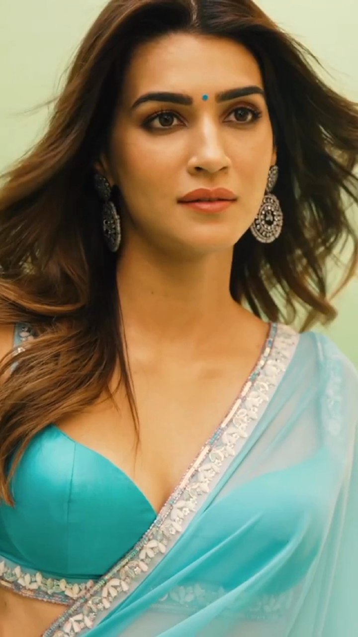 Kriti Sanon Always Look Sexy And Glamorous In Saree