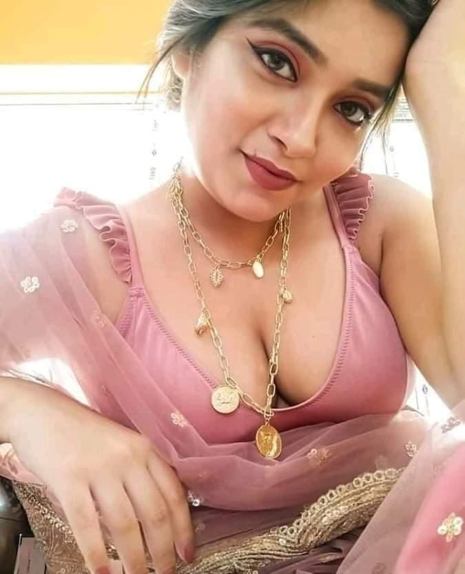 Gorgeous Sexy Desi Girl Teasing And Showing Cleavage 5531