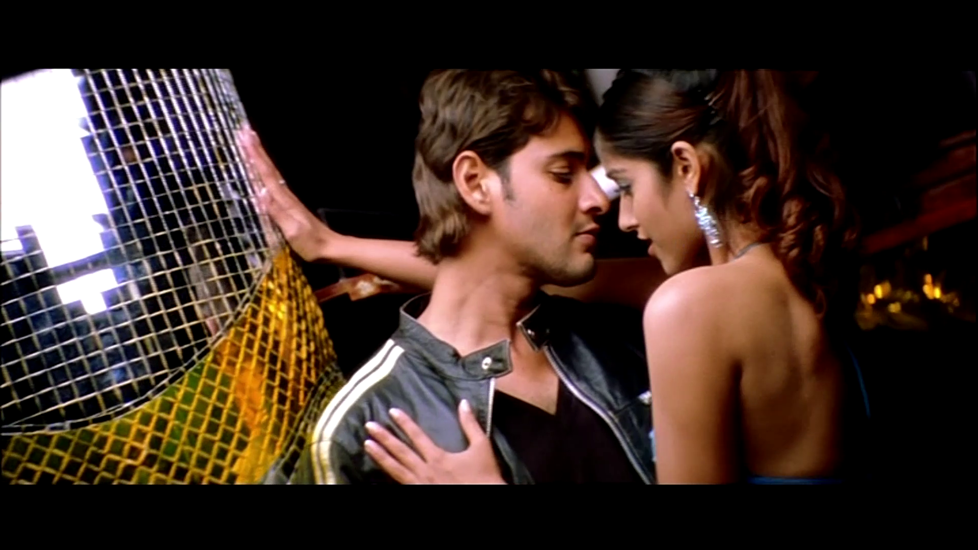 Slim Sexy Babe Ileana Up Skirt Thighs Show Seductive Item Song Dole